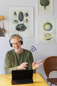 Mann headset smiler videokonsultasjon