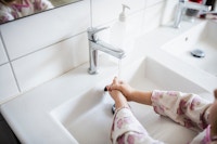 Et barn vasker hænderne