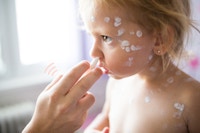 Barn med nesespray og vannkopper
