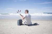 Mann strand sol legetime på mobil